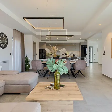 Lara Baksi Holiday home *